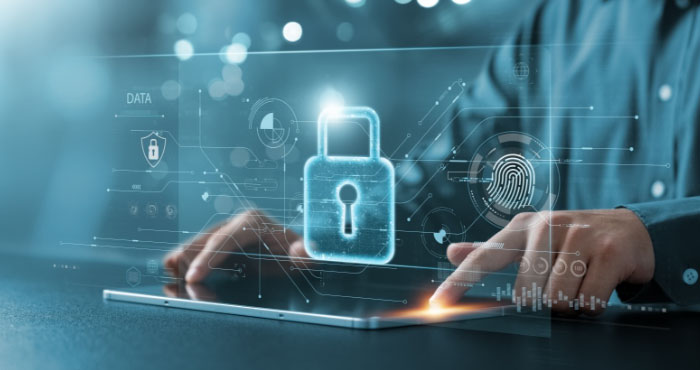 Mains utilisant une tablette avec un cadenas lumineux et des donnees de securite en surimpression.