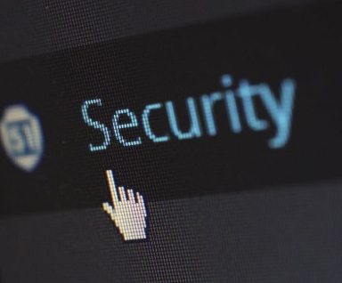 Gros plan d'un écran affichant le mot « Security » avec un curseur de souris pointé dessus.